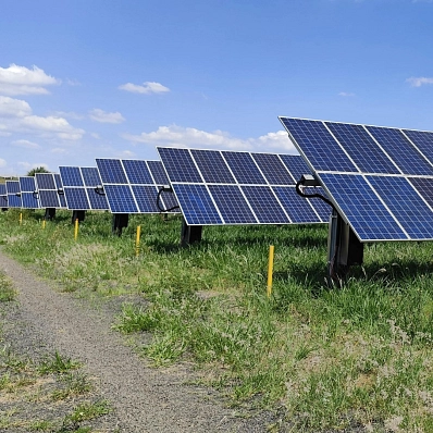 Solarplatten auf einem Feld Solarplatten auf einem Feld © canva