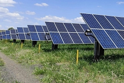 Solarplatten auf einem Feld Solarplatten auf einem Feld
